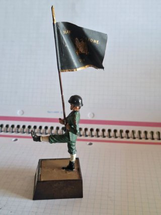 Soldados de plomo con bandera