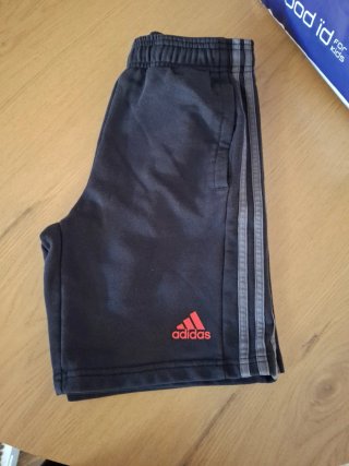 Pantalón corto Adidas gris y negro