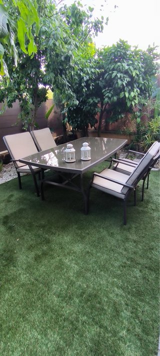 Mesa de comedor exterior de cristal y metal gris
