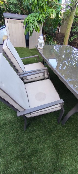 Mesa de comedor exterior de cristal y metal gris