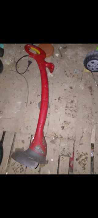 Desbrozadora eléctrica roja