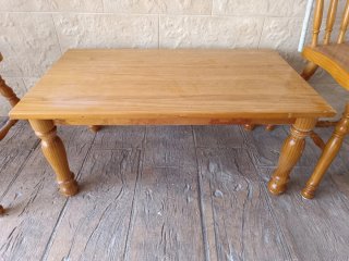 Conjunto de mesas y sillas cocina madera rústica