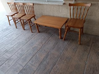 Conjunto de mesas y sillas cocina madera rústica