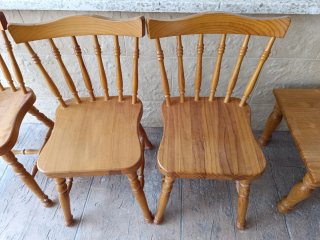Conjunto de mesas y sillas cocina madera rústica