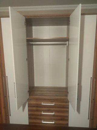 Armario grande madera y blanco
