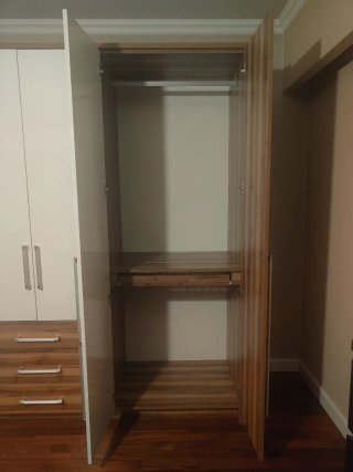 Armario grande madera y blanco
