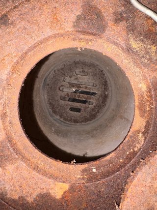 Estufa de leña antigua con tubos
