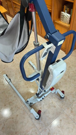 Grua articulable para personas mayores