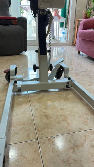 Grua articulable para personas mayores