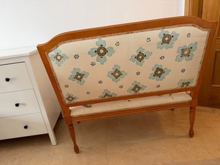 Pequeño sillón tapizado seda pintada a mano