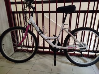 Bicicleta mediana blanca y rosa