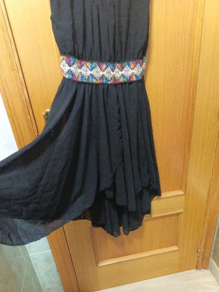 Vestido negro tirantes con cinturón bordado