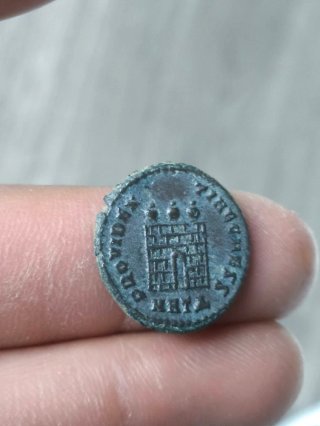 Moneda Romana Licinio Puerta Campamento