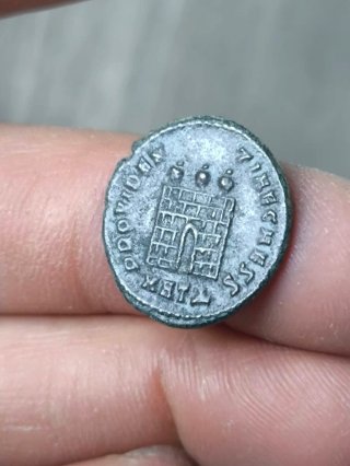 Moneda Romana Licinio Puerta Campamento