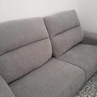 Sofá gris de tela