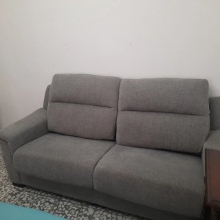 Sofá gris de tela