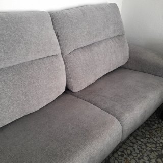 Sofá gris de tela