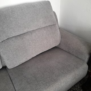 Sofá gris de tela