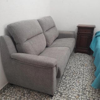 Sofá gris de tela