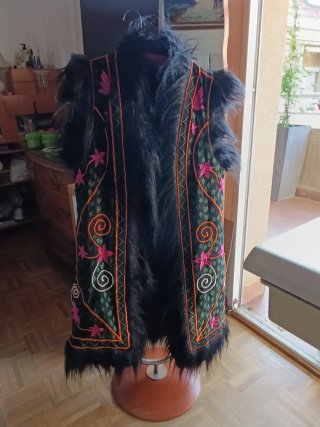 Chaleco negro con bordados florales