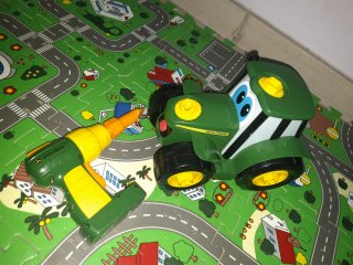 Tractor Jhonny con taladro John Deere