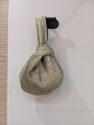 Bolso nudo japonés artesanal dorado