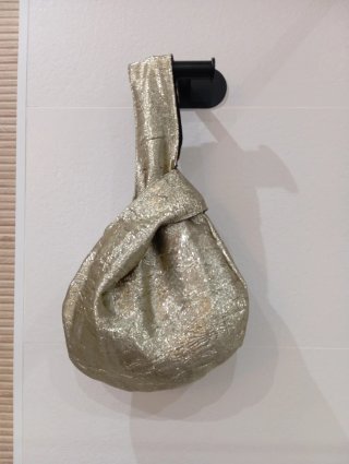 Bolso nudo japonés artesanal dorado