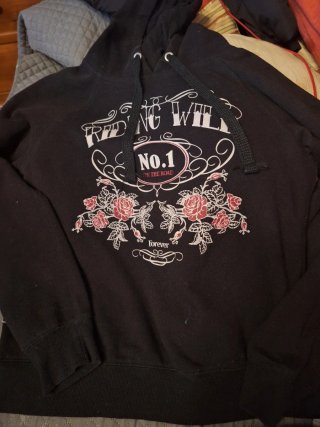 Sudadera Negra con Estampado de Rosas