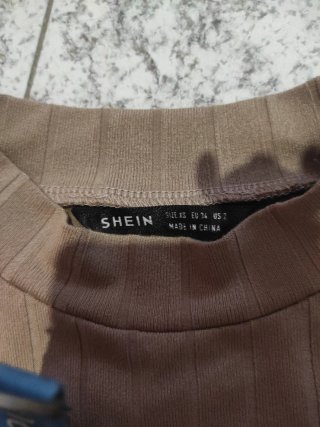 Camiseta marrón de canalé