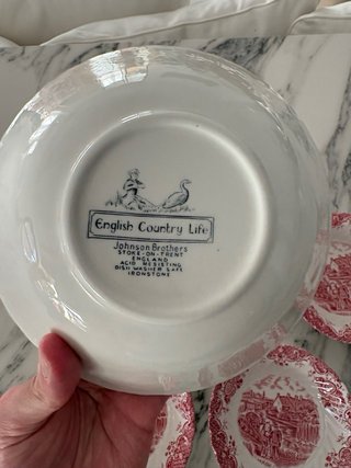 Vajilla inglesa de cerámica roja y blanca