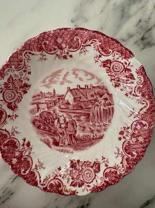Vajilla inglesa de cerámica roja y blanca