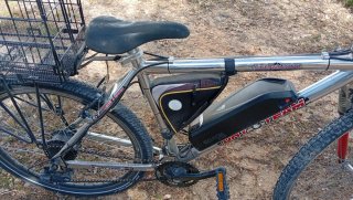 Bicicleta Eléctrica con Cesta Trasera
