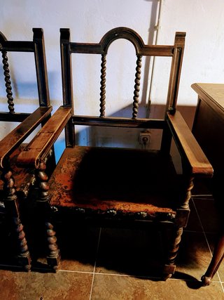 Antiguo Escritorio y 2 sillas madera maciza