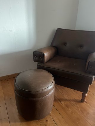 2 Sillones de Piel Marrón y reposapiés
