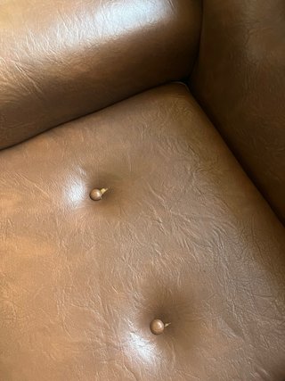 2 Sillones de Piel Marrón y reposapiés