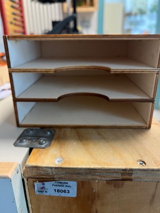 Cassettiera legno carte figure geometriche