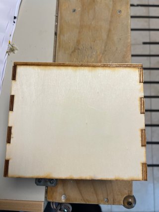 Cassettiera legno carte figure geometriche
