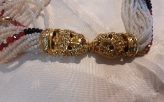 Collana multifili con chiusura dorata