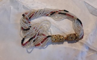 Collana multifili con chiusura dorata