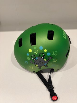 Casco bici infantil verde con dibujo. UVEX