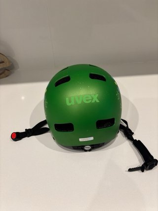 Casco bici infantil verde con dibujo. UVEX
