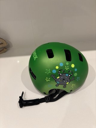 Casco bici infantil verde con dibujo. UVEX