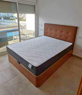 Base de cama y colchón beige y gris