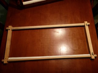 Bastidor per brodar de fusta rectangular.