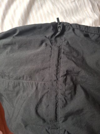 Pantalón de montaña negro con cremalleras