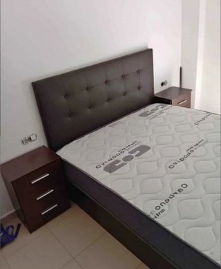 Cama con cabecero y colchón