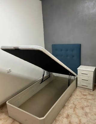 Cama con cabecero y colchón