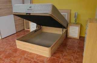 Cama con cabecero y colchón