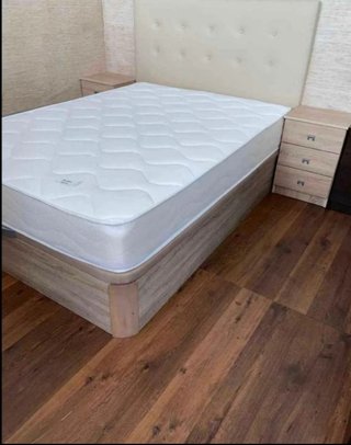 Cama con cabecero y colchón