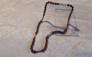 Collana con perle marroni in pietra e argento